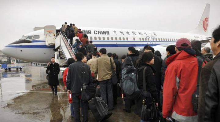 Pasażerowie podczas boardingu przed rejsem Air China, fot. phoneenglish.com