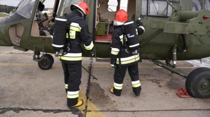 Ćwiczenia strażaków na lotnisku w Nowym Glinniku (fot. por. Michał Kolad)