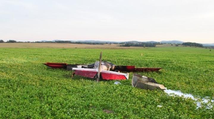 Wypadek lotniczy w powiecie krośnieńskim (fot. KWP w Rzeszowie)