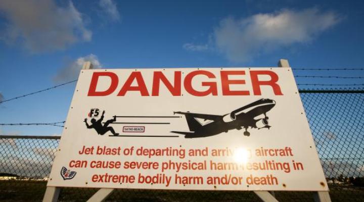 Tablica ostrzegawcza na lotnisku St.Maarten