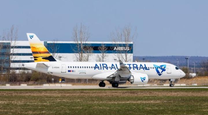A220-300 należący do Air Austral szykuje się do startu z zakładu montażu końcowego w Mirabel (fot. Airbus)