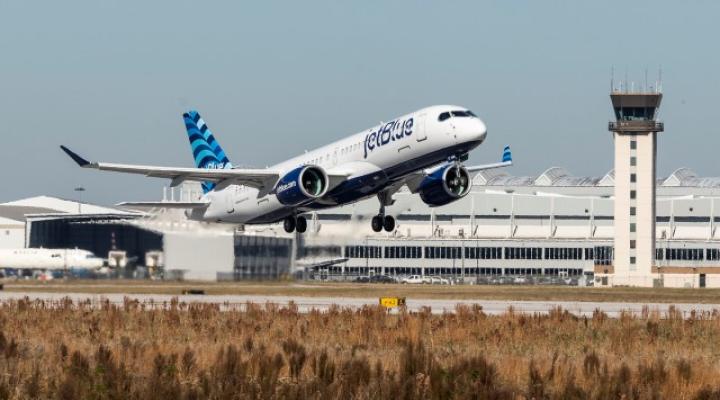A220-300 w barwach JetBlue - start z lotniska (fot. Airbus)