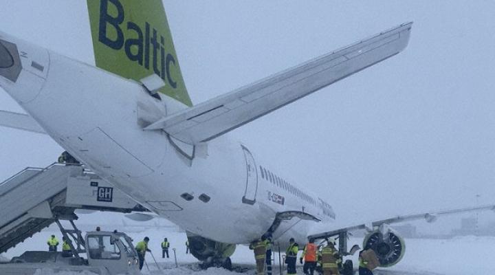A220 Air Baltic po wypadnięciu z pasa w RIX, fot. avherald