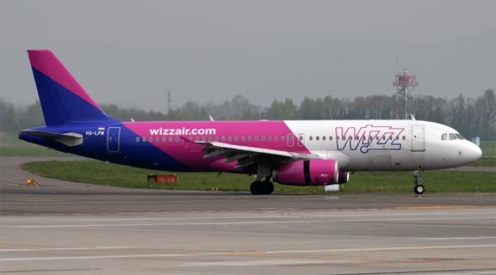 A320-232 linii Wizz Air na płycie lotniska (fot. Anna Zvereva from Tallinn/CC BY-SA 2.0/Wikimedia Commons)