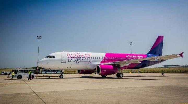 A320 należący do Wizz Air na płycie lotniska (fot. wizzair.com)