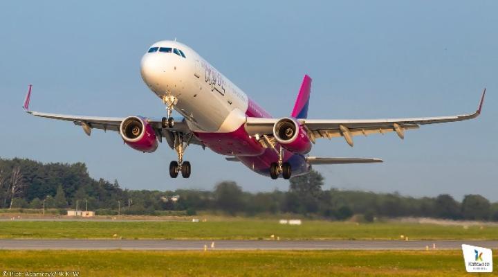 A321-231 linii Wizz Air w Porcie Lotniczym Katowice w Pyrzowicach nad pasem startowym (fot. Piotr Adamczyk/PR KTW)