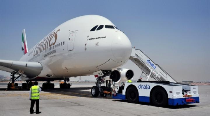 A380-800 linii Emirates na płycie lotniska - widok z przodu z bliska (fot. Emirates)
