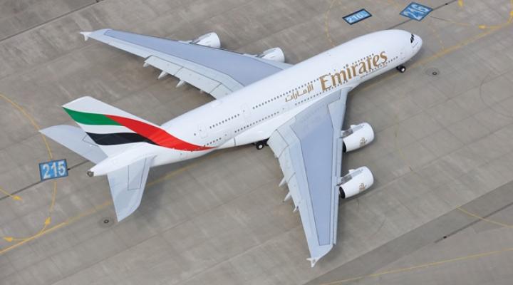 A380 linii Emirates na płycie lotniska - widok z góry (fot. Emirates)