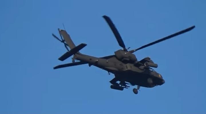 AH-64 Apache w dordze na lotnisko w Masłowie (fot. kadr z filmu na youtybe.com)