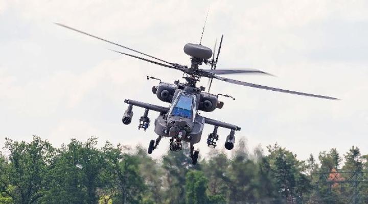 AH-64 Apache widziany z przodu (fot. Julian Herzog/GFDL/Wikimedia Commons)