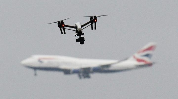 Dron w pobliżu lotniska komunikacyjnego, fot. inews.co.uk