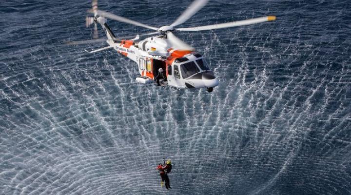AW 139 EMSAR podczas akcji ratowniczej nad wodą (fot. Leonardo)