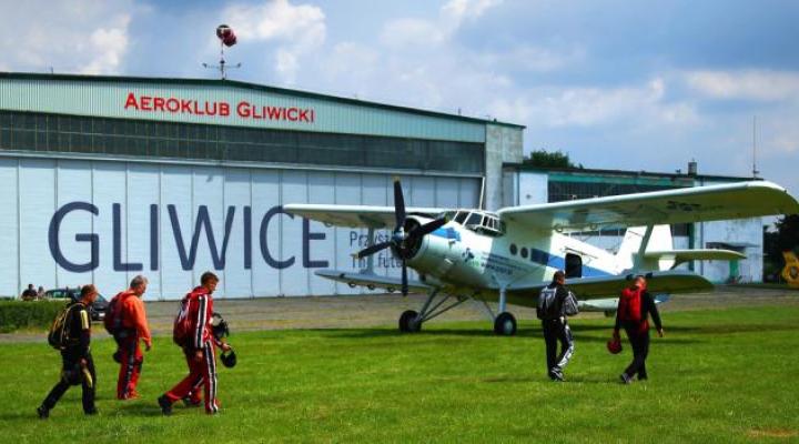 Aeroklub Gliwicki - skoczkowie spadochronowi idą do samolotu (fot. Aeroklub Gliwicki)