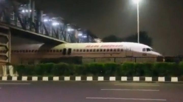 Kadłub A320 pod wiaduktem w New Delhi, fot. bbc