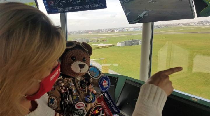 Air Teddy Bear "Staszek" z wizytą na wieży kontroli ruchu lotniczego (fot. PAŻP)