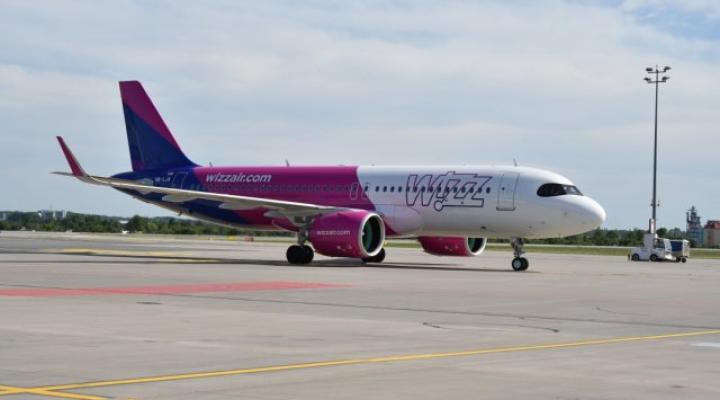 Airbus 320 neo Wizz Air na płycie lotniska (fot. airport.gdansk.pl)