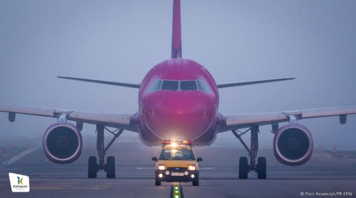 Airbus A320 Wizz Air kołuje w ograniczonej widzialności do pasa 27 zgodnie z procedurą LVP (fot. Piotr Adamczyk/PR KTW)