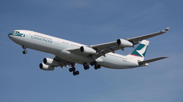 A340-300 należący do Cathay Pacific (fot. Makaristos/Domena publiczna/Wikimedia Commons)