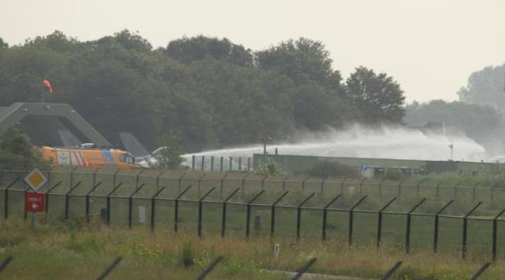 Akcja gaszenia samolotu F-16 w bazie lotniczej Leeuwarden (fot. Breaking Aviation News & Videos/Facebook)