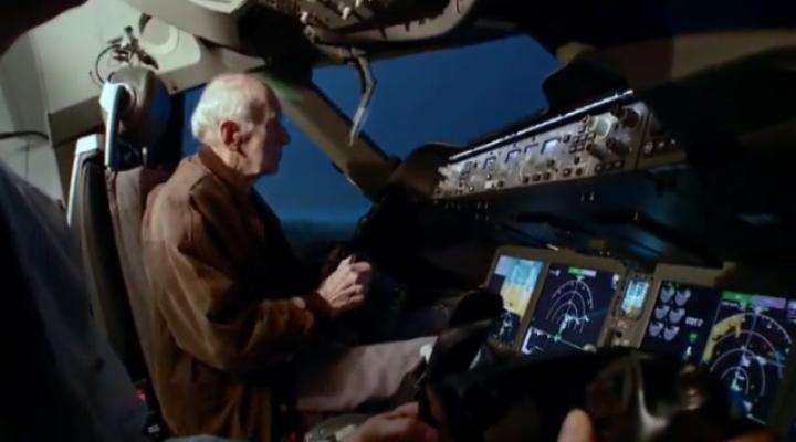 Alex Herbst w kokpicie samolotu (fot. kadr z filmu na youtube.com)