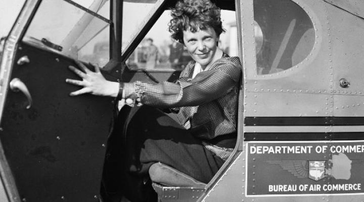 Amelia Earhart w samolocie należącym do Departamentu Handlu (fot. National Geographic)