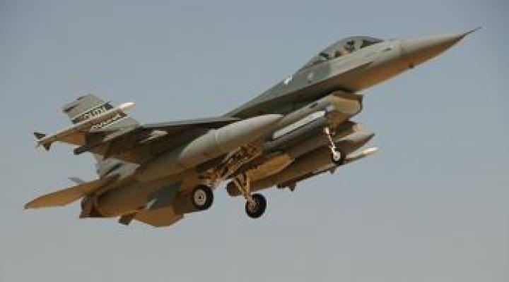 Amerykański myśliwiec F-16 lądował w Łasku (fot. TSgt. Caycee Cook/169th Fighter Wing Public Affairs)