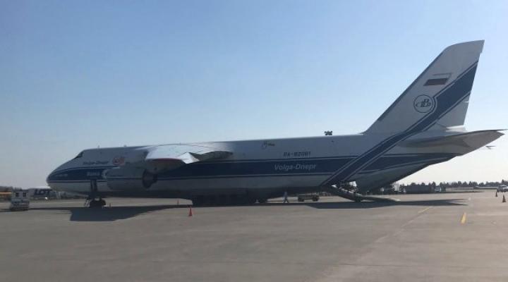 An-124 Rusłan na płycie lotniska (fot. Ministerstwo Klimatu/Twitter)