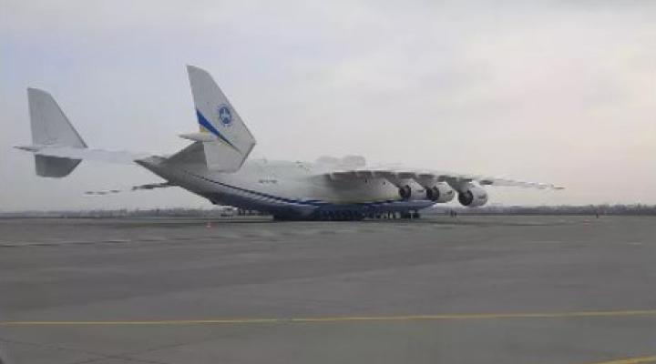 An-225 Mrija na lotnisku w Jasionce (fot. aeroklub-rzeszowski.pl)