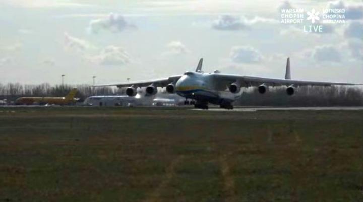 An-225 Mriya ląduje na Lotnisku Chopina (fot. kadr z filmu na youtube.com)