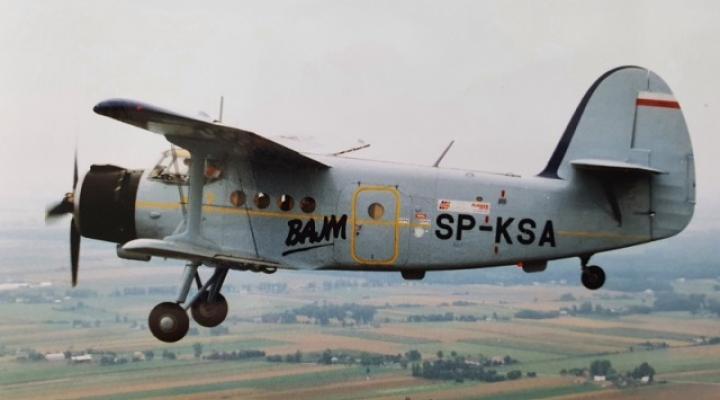 An-2 (SP-KSA) w locie - z napisem BAJM na kadłubie (fot. zrzutka.pl)