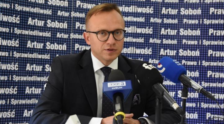 Artur Soboń wiceminister inwestycji i rozwoju, poseł na sejm RP, podczas konferencji (fot. swidnik.pl)