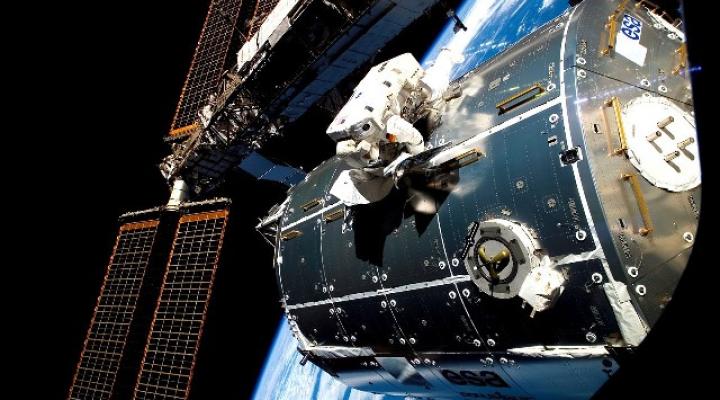 Astronauta pracuje na zewnątrz modułu Columbus (fot. ESA )