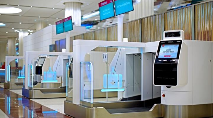 Automaty do samodzielnej odprawy na lotnisku w Dubaju (fot. Emirates)