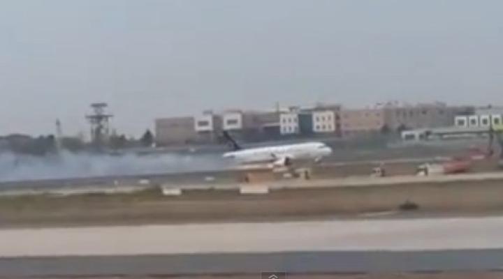 Awaryjne lądowanie samolotu Turkish Airlines (fot. kadr z filmu na youtube.com)