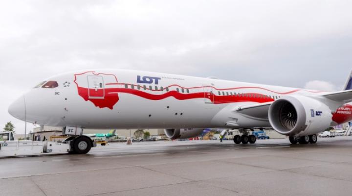 B787 Dreamliner bialo-czerwony należący do PLL LOT - na płycie lotniska (fot. PLL LOT)