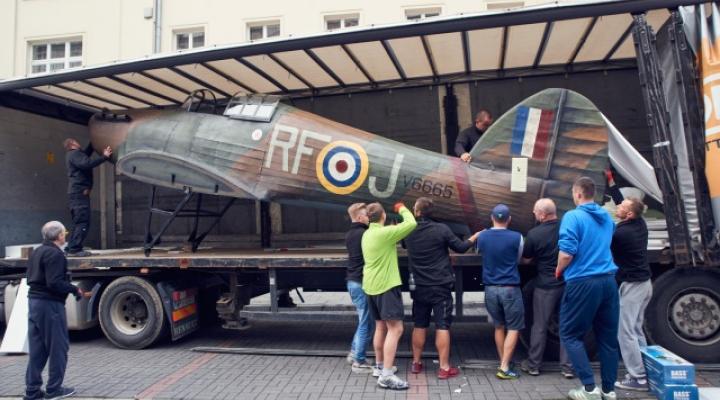 Przyjazd samolotu Hawker Hurricane do Teatru Muzycznego Roma (fot. teatrroma.pl)