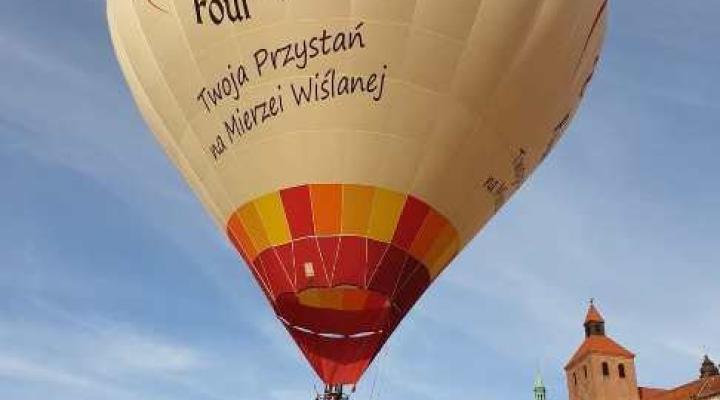 Balon startuje obok Zamku Krzyżackiego w Grudziądzu (fot. Maciej Glamowski/FB)