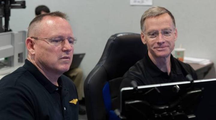 Barry "Butch" Wilmore (z lewej) i Chris Ferguson przygotowują się do pierwszego lotu statku Boeing CST-100 Starliner (fot. NASA)