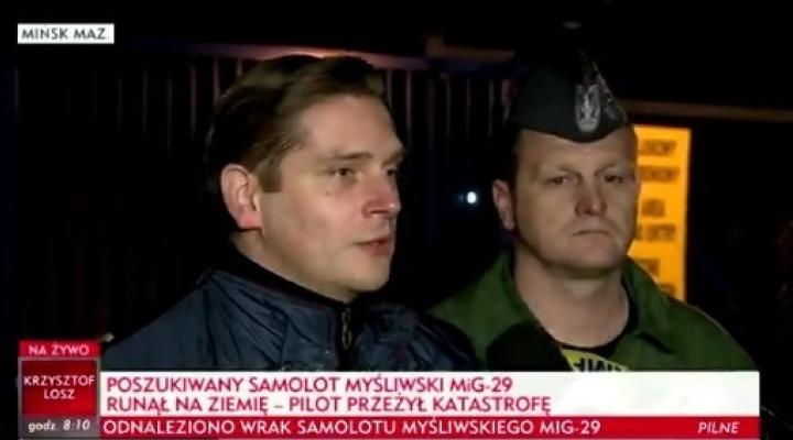 Bartosz Kownacki - wiceminister obrony narodowej i płk pil. Piotr Iwaszko - Dowódca 23.BLT (fot. kadr z filmu TVP Info)