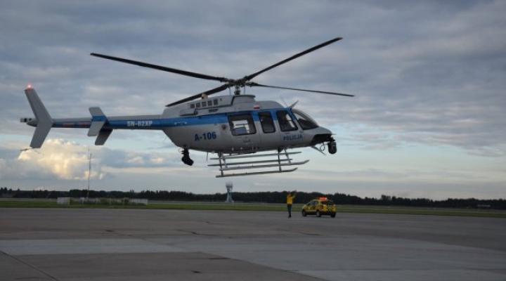 Bell 407GXi w locie - nad płytą lotniska (fot. policja.pl)