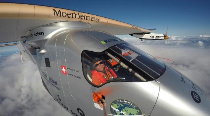 Bertrand Piccard podczas lotu Solar Impulse 2 (fot. polsl.pl)