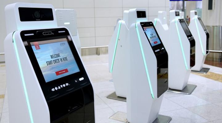 Bezdotykowe automaty do samodzielnej odprawy na lotnisku w Dubaju (fot. Emirates)