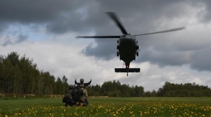 Black Hawk w akcji - ćwiczenia bojowe policyjnych kontrterrorystów (fot. kadr z filmu A.Ciozak)