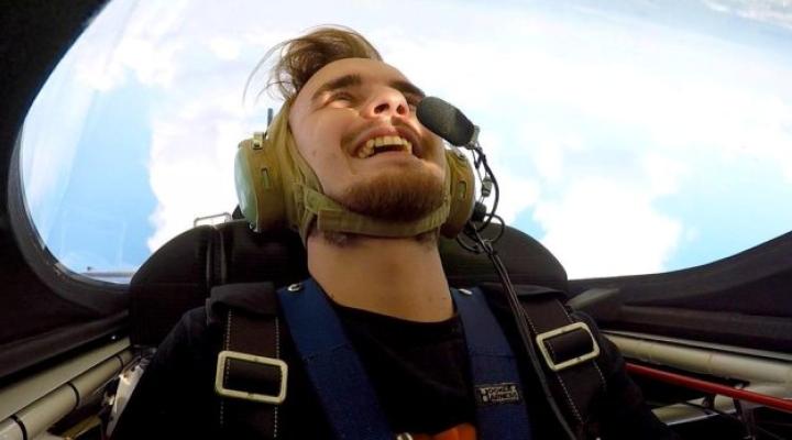 „Bober” w samolocie akrobacyjnym Łukasza Czepieli (fot. Red Bull Polska)
