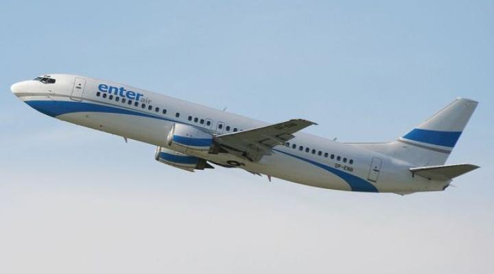 Boeing 737-400 SP-ENB startuje z lotniska Kraków-Balice fot. pl.wikipedia.org)