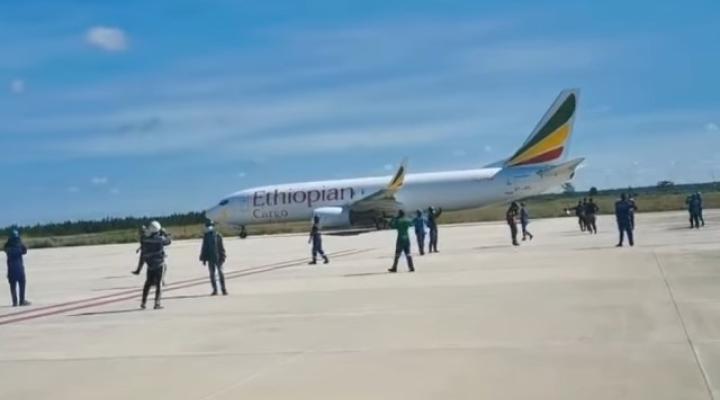Boeing 737-800 (ET-AYL) Ethiopian Airlines wylądował na niedokończonym lotnisku (fot. kadr z filmu na Facebooku)