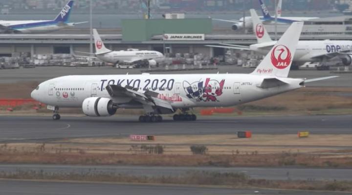 Boeing 777-200 Japan Airlines Tokyo 2020 (fot. kadr z filmu na youtube.com) 