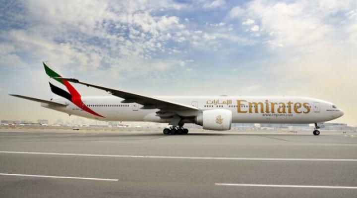 Boeing 777-300ER należący do Emirates na płycie lotniska (fot. Emirates)