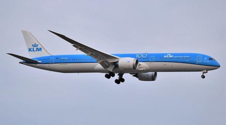 Boeing 787-10 Dreamliner linii KLM w locie - widok z boku (fot. Adam Moreira/CC BY-SA/Wikimedia Commons)