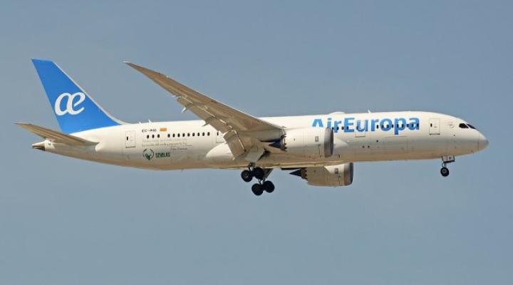Boeing 787-8 należący do Air Europa w locie - widok z boku (fot. Alan Wilson/CC BY-SA 2.0/Wikimedia Commons)